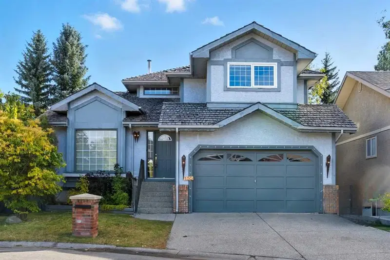 135 Canterbury Court SW, Calgary — main listing photo