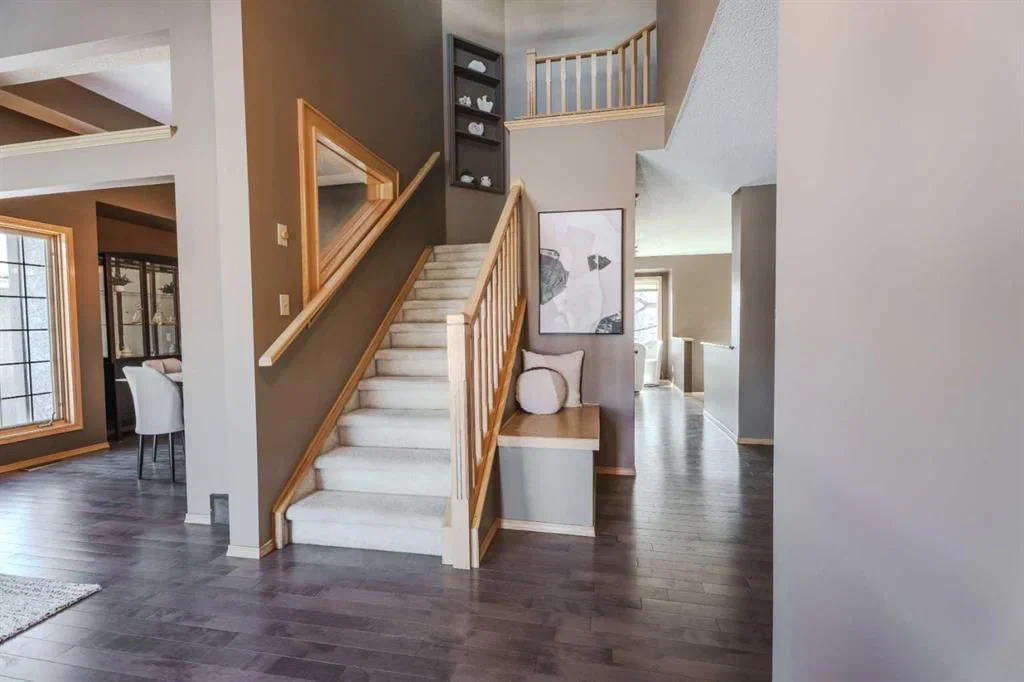 135 Canterbury Court SW, Calgary — photo 5 of 50