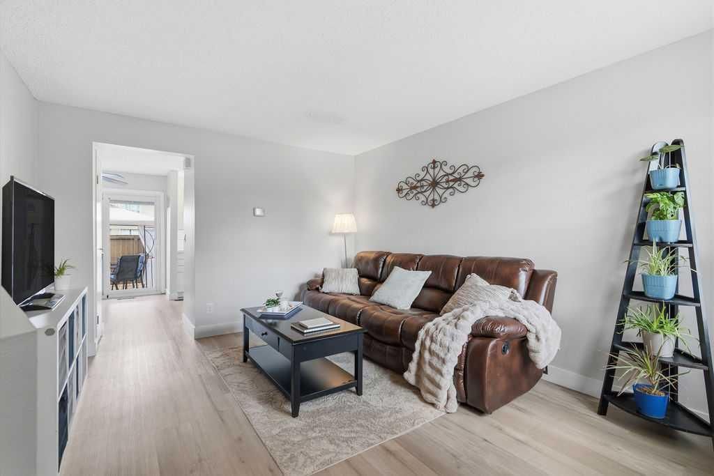 102, 123 Queensland Drive SE, Calgary — photo 3 of 39
