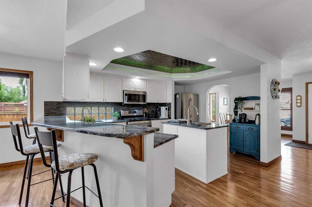 8 Mt Cascade Close SE, Calgary — photo 5 of 50