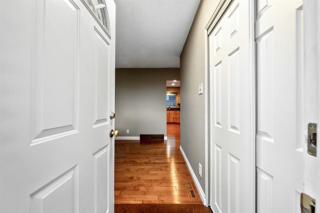 6003 Legsby Road SW, Calgary — photo 4 of 41