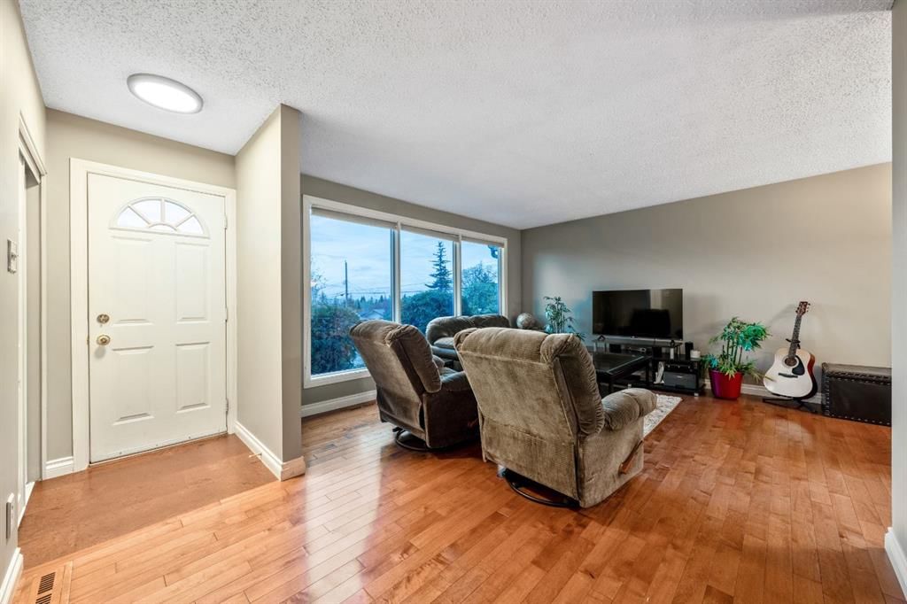 6003 Legsby Road SW, Calgary — photo 5 of 41