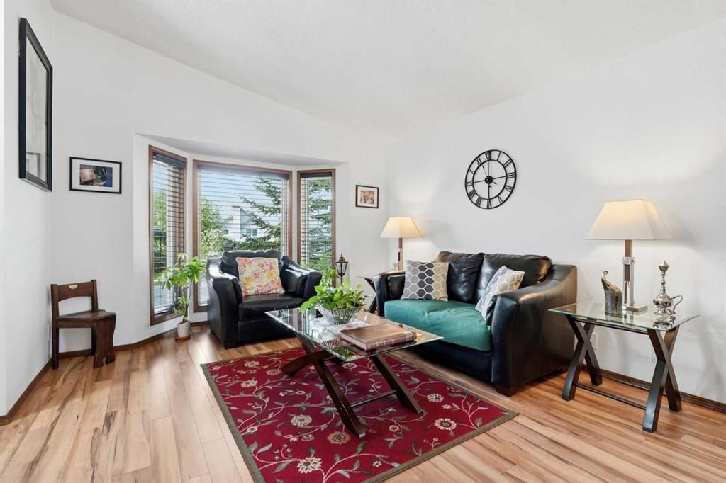 672 Macewan Drive NW, Calgary — photo 4 of 36