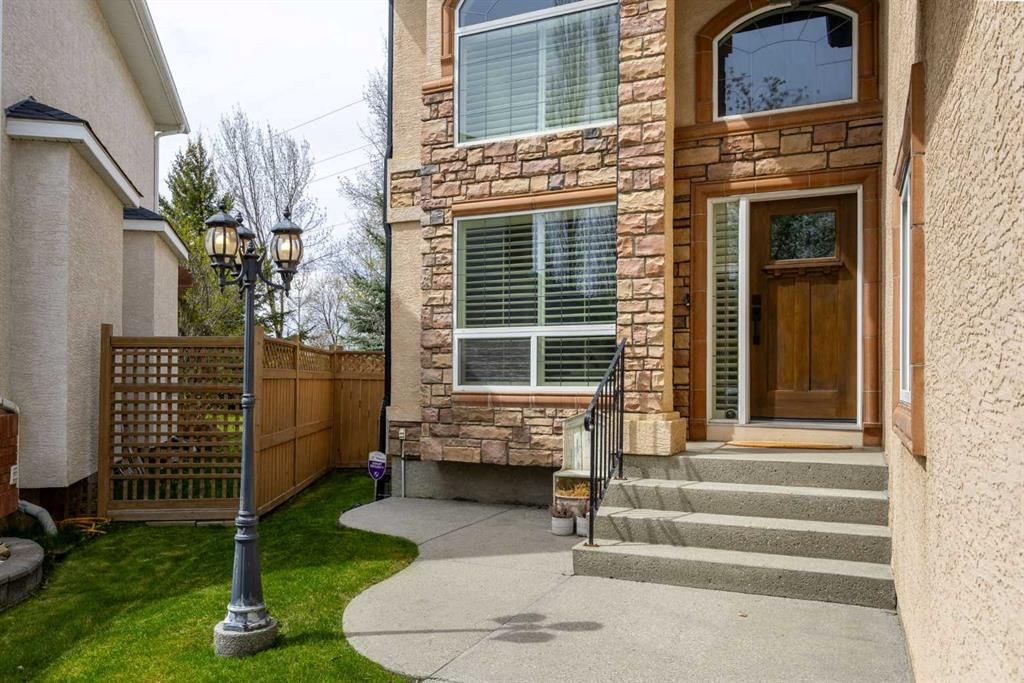 22 Strathridge Court SW, Calgary — photo 3 of 50