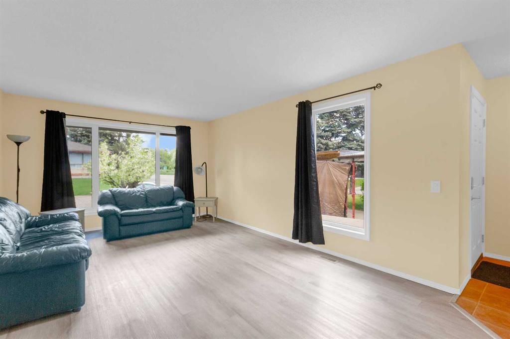 403 Cannington Close SW, Calgary — photo 4 of 33