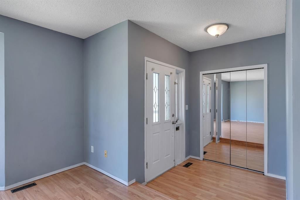 260 Erin Woods Drive SE, Calgary — photo 2 of 35