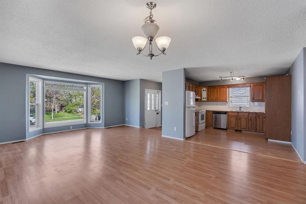 260 Erin Woods Drive SE, Calgary — photo 4 of 35