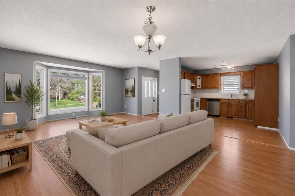 260 Erin Woods Drive SE, Calgary — photo 5 of 35