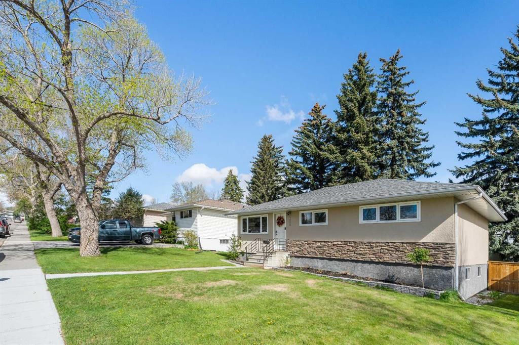 304 Blackthorn Road NW, Calgary — photo 2 of 30