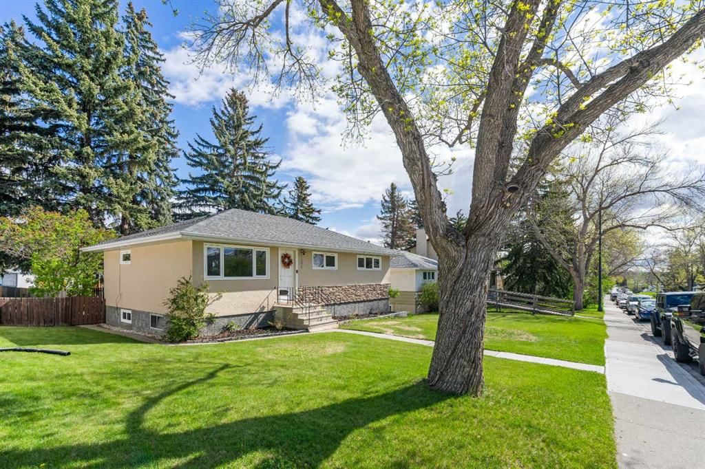 304 Blackthorn Road NW, Calgary — photo 3 of 30