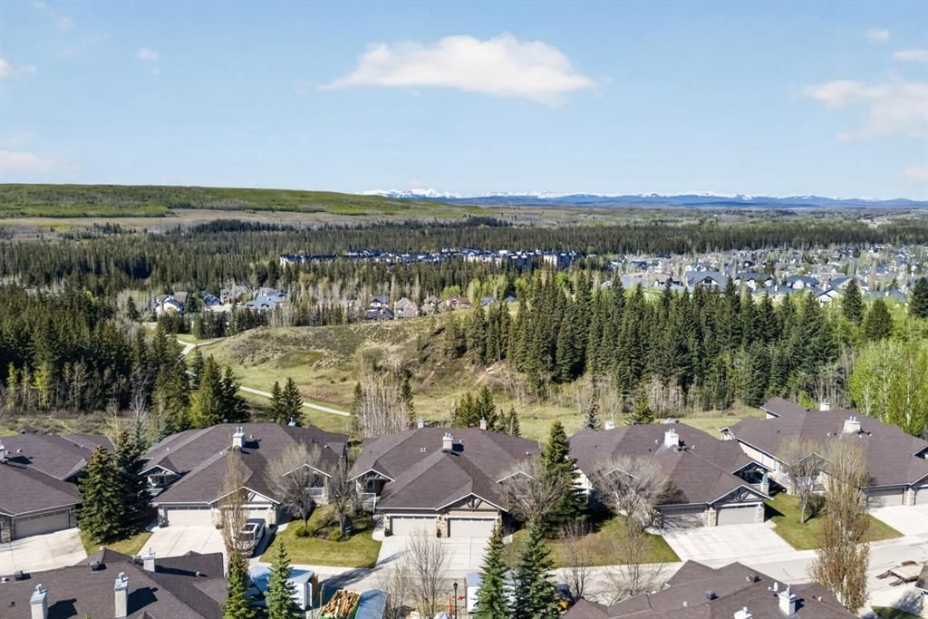14 Discovery Woods Villas SW, Calgary — photo 5 of 23