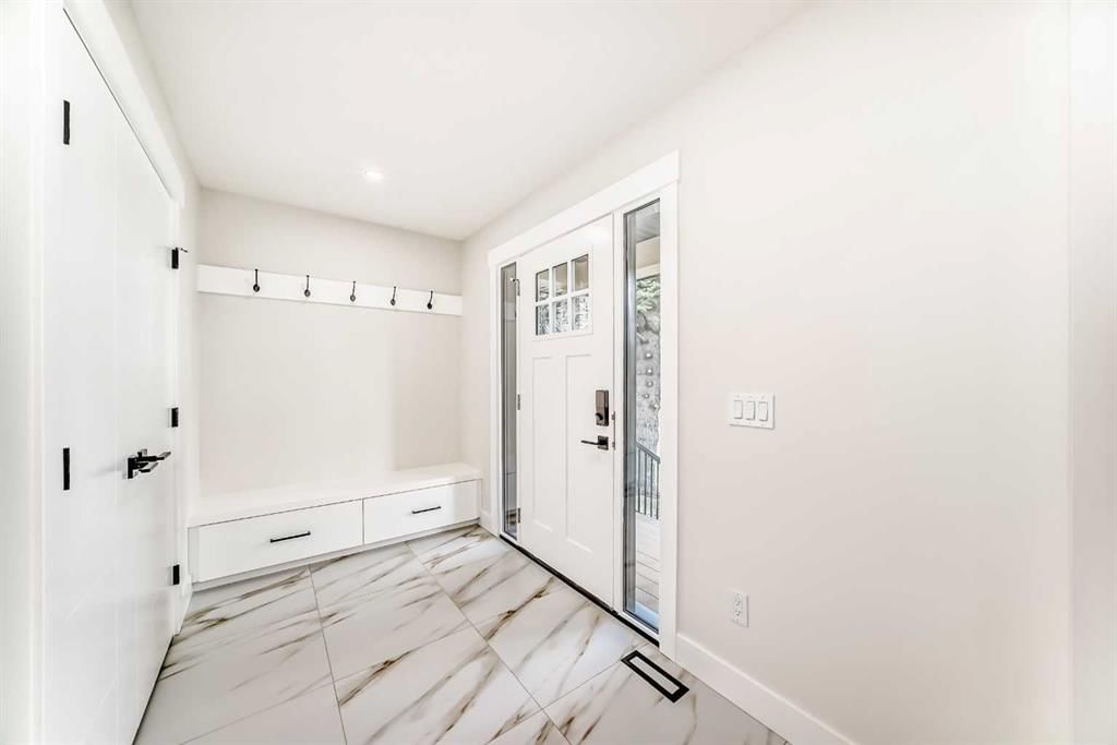 152 Capri Avenue NW, Calgary — photo 4 of 50