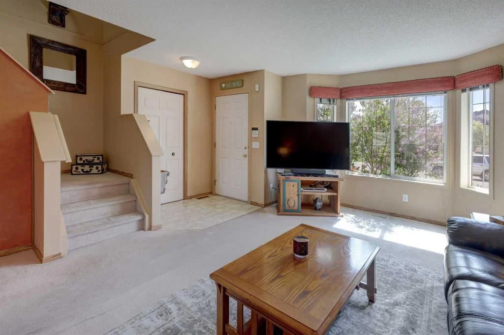 47 Martinvalley Way NE, Calgary — photo 2 of 32
