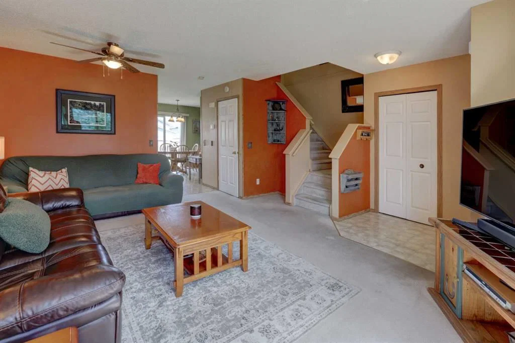 47 Martinvalley Way NE, Calgary — photo 4 of 32