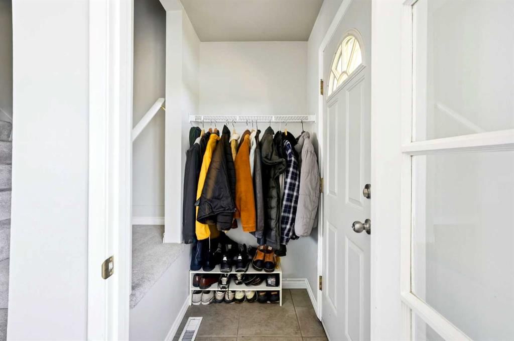 583 Killarney Glen Court SW, Calgary — photo 3 of 29