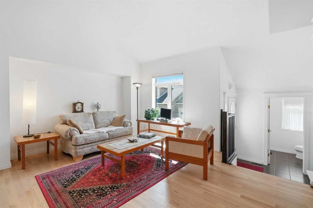 18 Varsity Estates Park NW, Calgary — photo 4 of 33