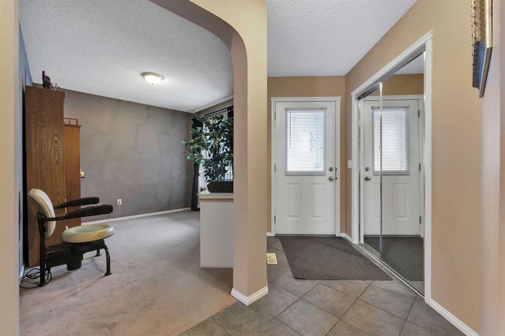 15 Saddletree Drive NE, Calgary — photo 3 of 41