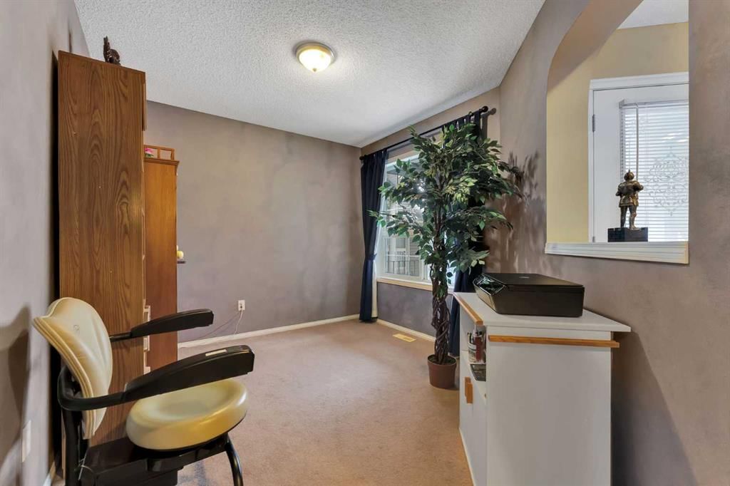 15 Saddletree Drive NE, Calgary — photo 4 of 41