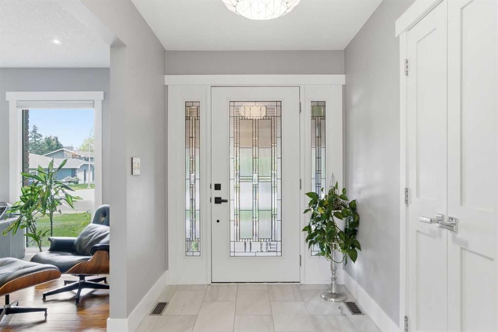 423 Lake Simcoe Crescent SE, Calgary — photo 3 of 49