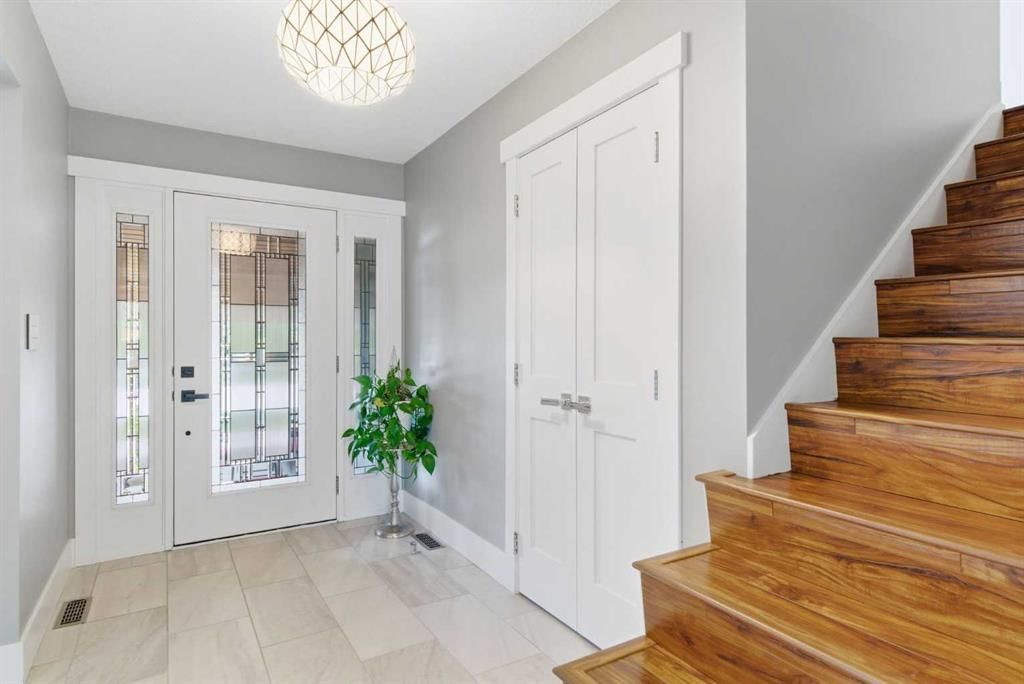 423 Lake Simcoe Crescent SE, Calgary — photo 4 of 49