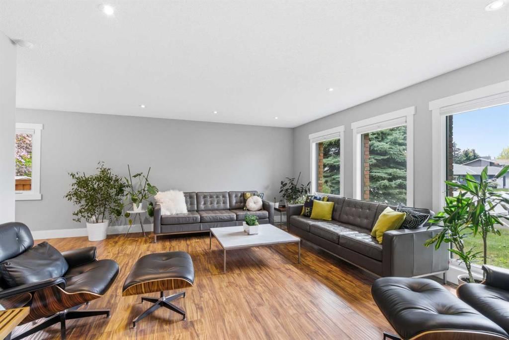 423 Lake Simcoe Crescent SE, Calgary — photo 5 of 49