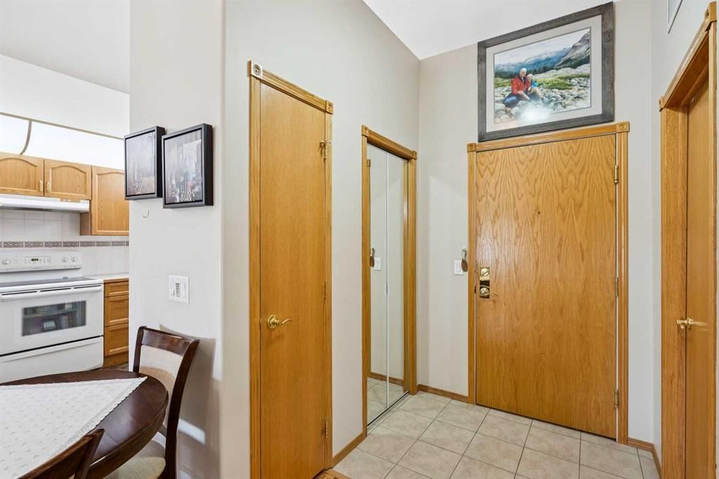 301, 728 Country Hills Road NW, Calgary — photo 2 of 37