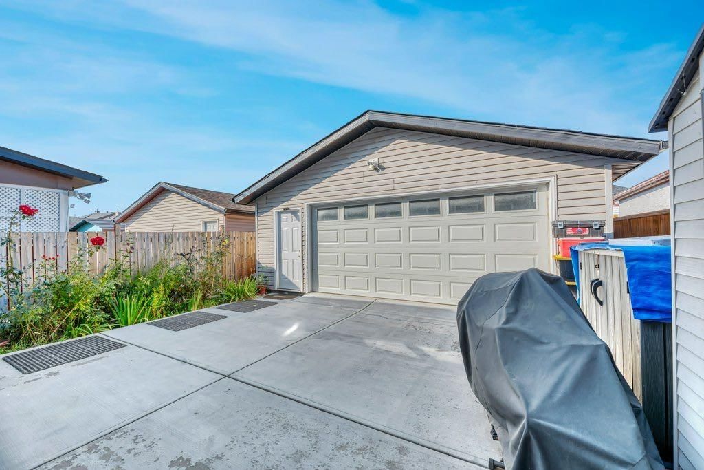 319 Saddlebrook Circle NE, Calgary — photo 4 of 41