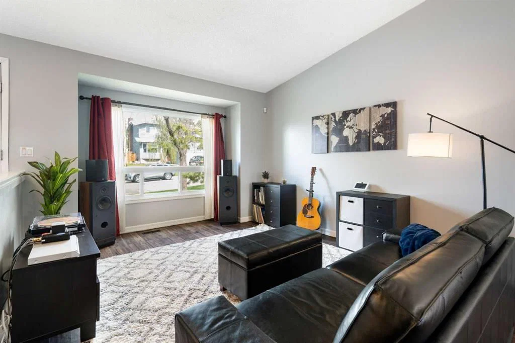 8 Hawkwood Place NW, Calgary — photo 4 of 48