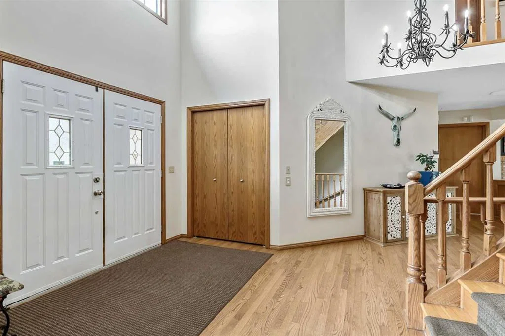 35 Candle Court SW, Calgary — photo 2 of 32