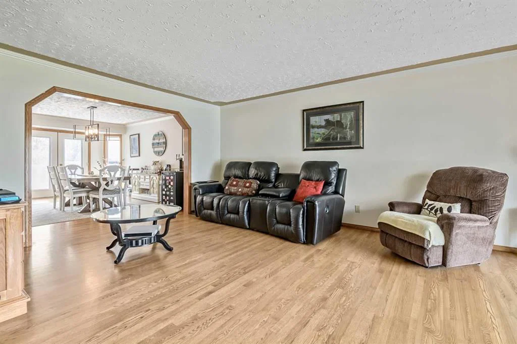 35 Candle Court SW, Calgary — photo 4 of 32