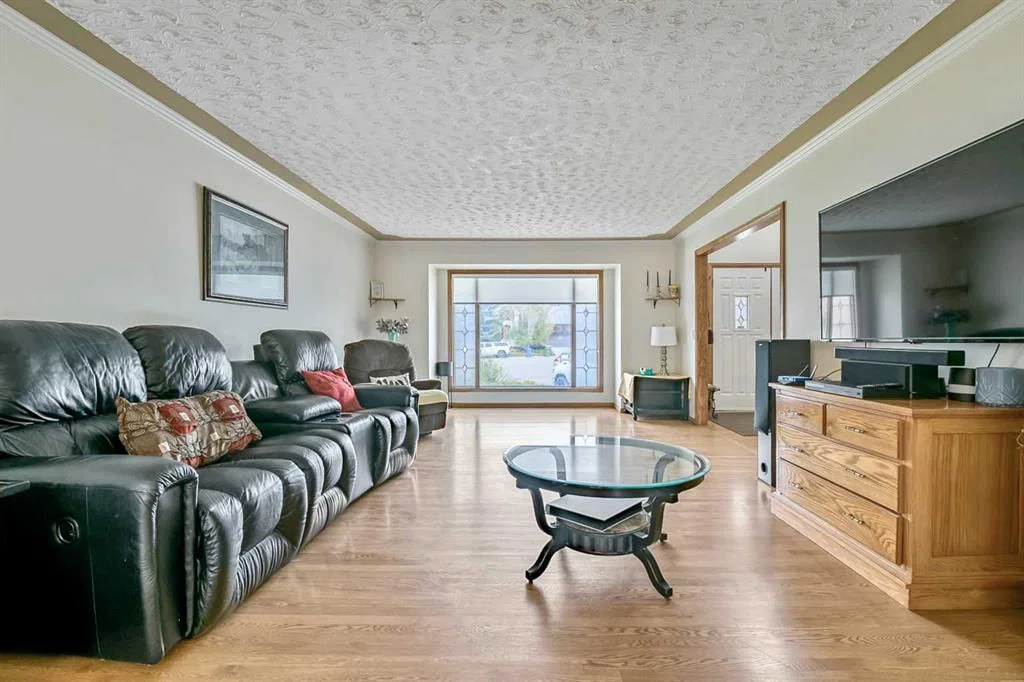 35 Candle Court SW, Calgary — photo 5 of 32