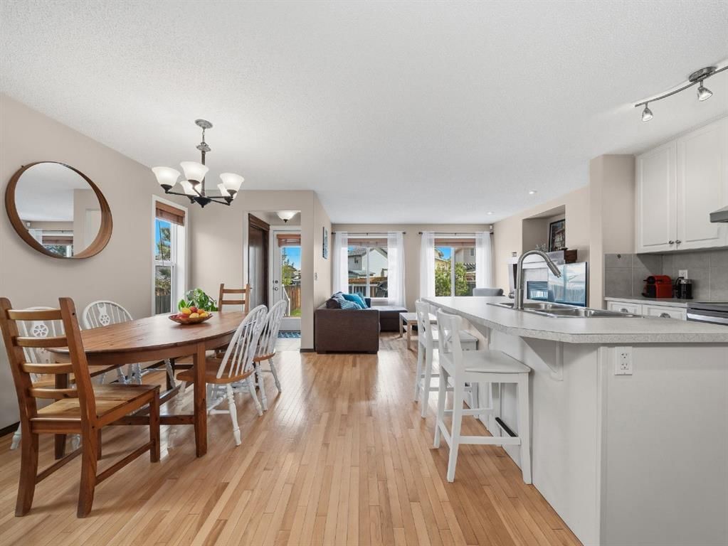 28 Cranberry Lane SE, Calgary — photo 3 of 46