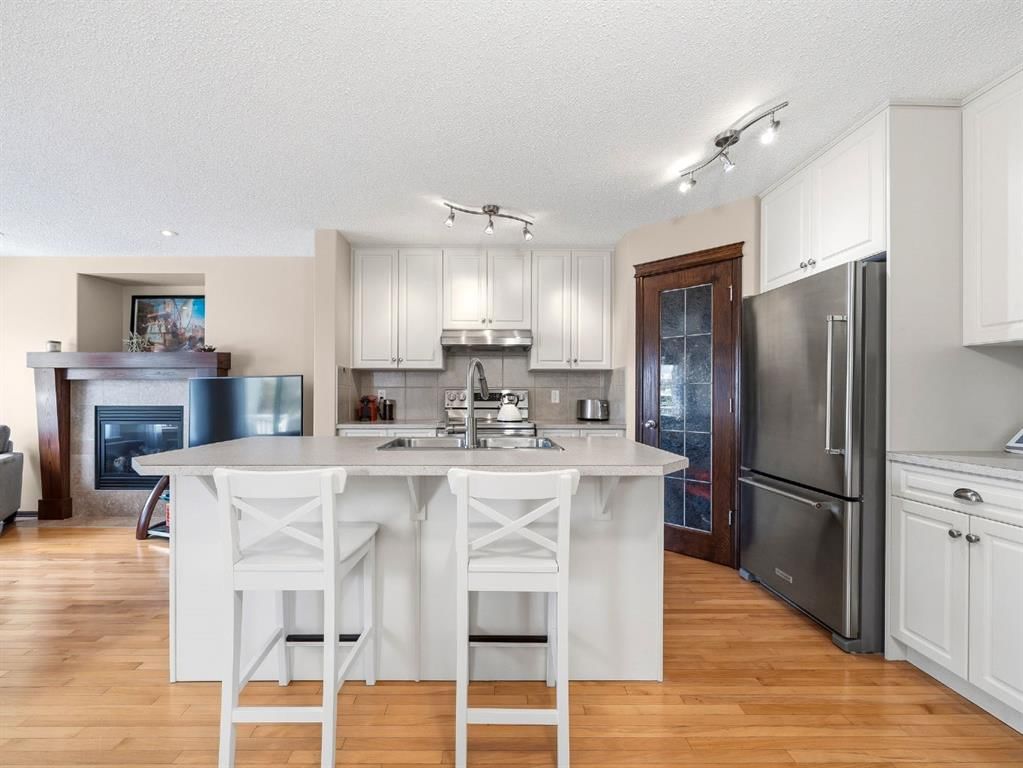 28 Cranberry Lane SE, Calgary — photo 4 of 46