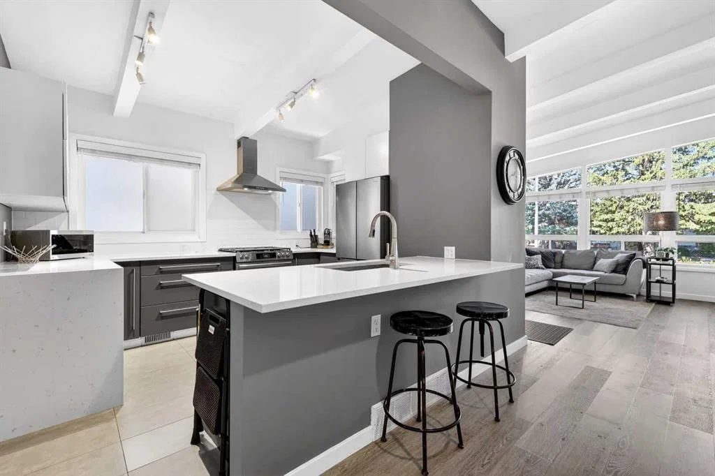 3336 39 Street SW, Calgary — main listing photo