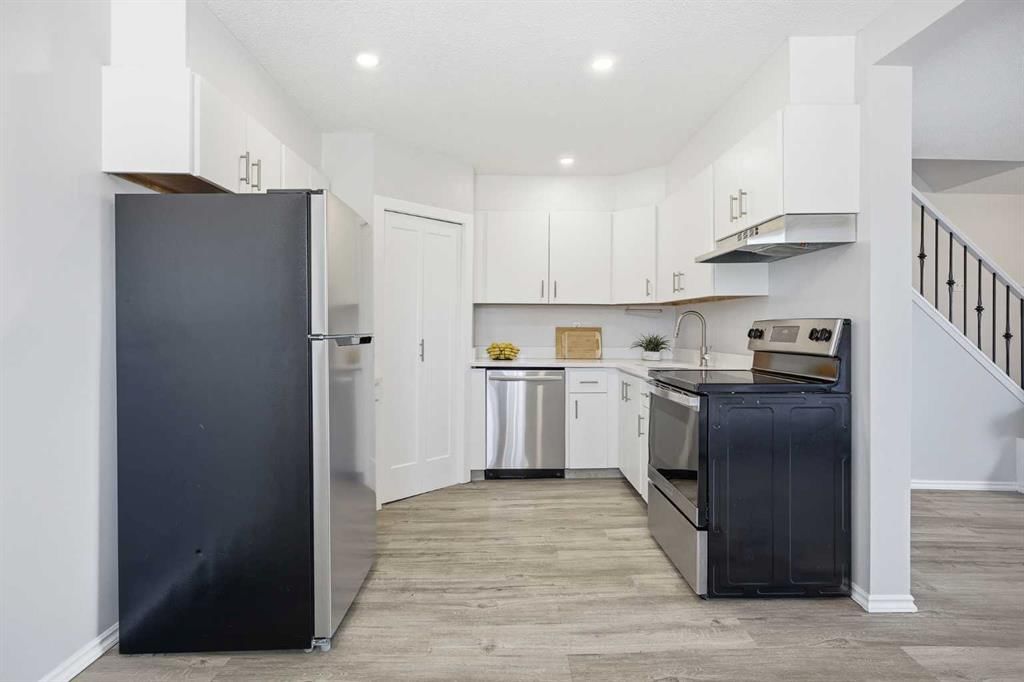 17, 3809 45 Street SW, Calgary — photo 3 of 41