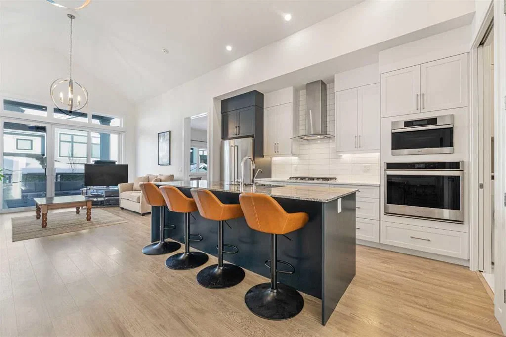 12572 Crestmont Boulevard SW, Calgary — photo 3 of 34