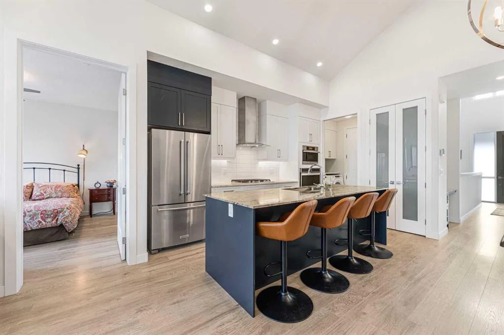 12572 Crestmont Boulevard SW, Calgary — photo 5 of 34