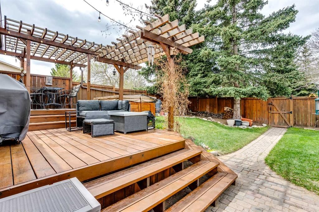15 Bearberry Crescent NW, Calgary — photo 2 of 31