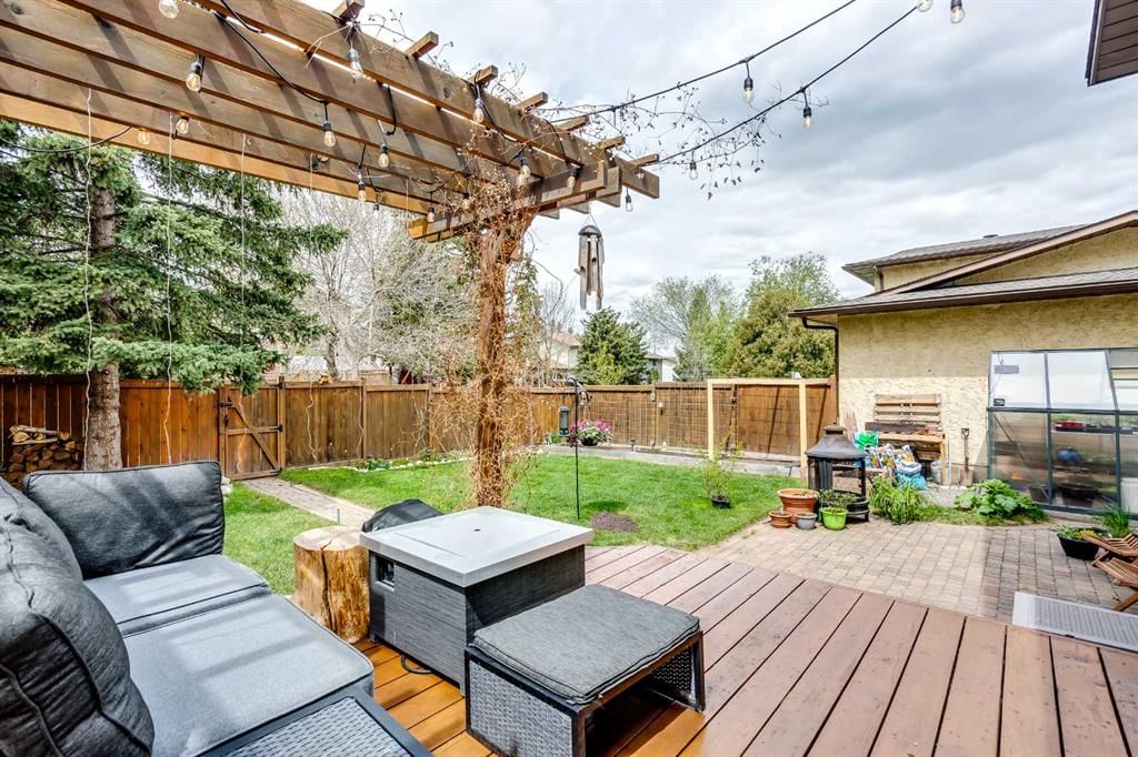 15 Bearberry Crescent NW, Calgary — photo 3 of 31