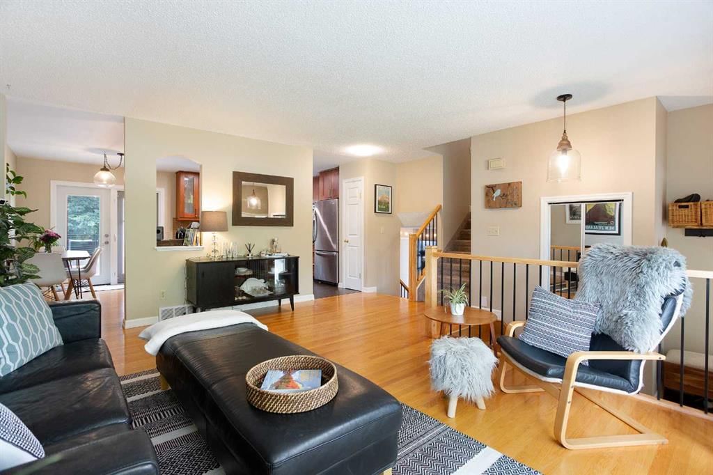 15 Bearberry Crescent NW, Calgary — photo 5 of 31