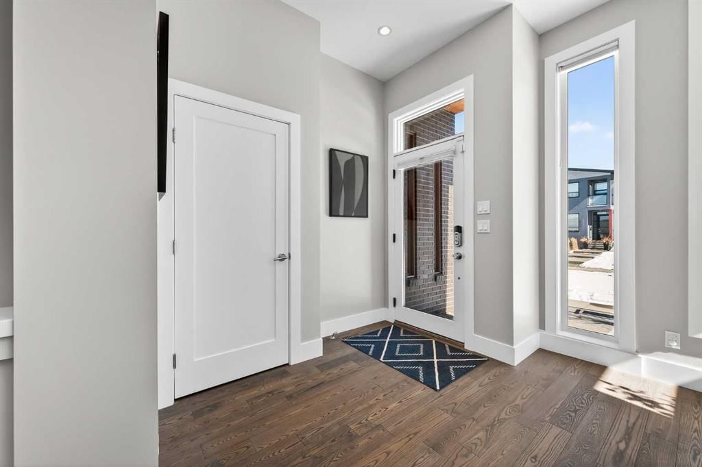 4905 21 Street SW, Calgary — photo 3 of 50