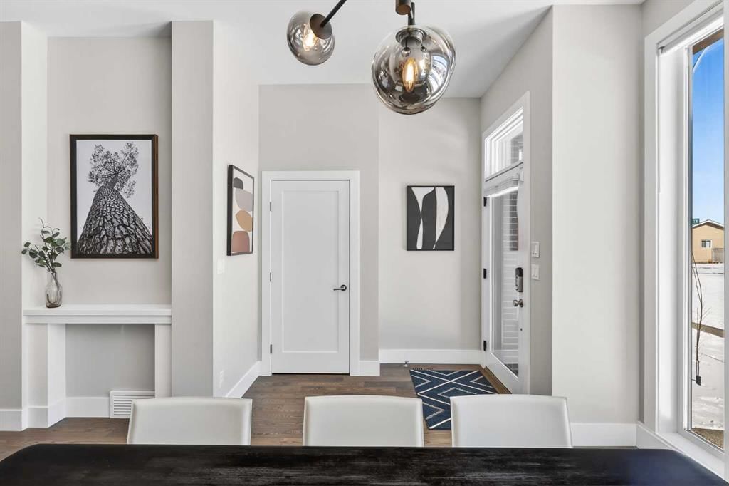 4905 21 Street SW, Calgary — photo 4 of 50
