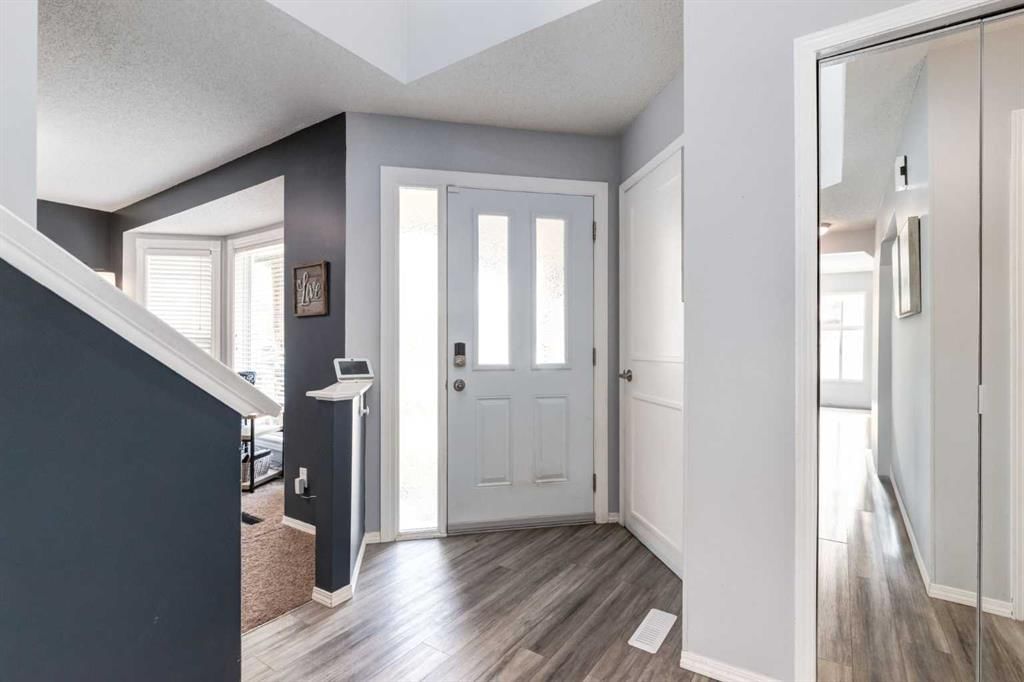 133 Sandpiper Circle NW, Calgary — photo 2 of 46