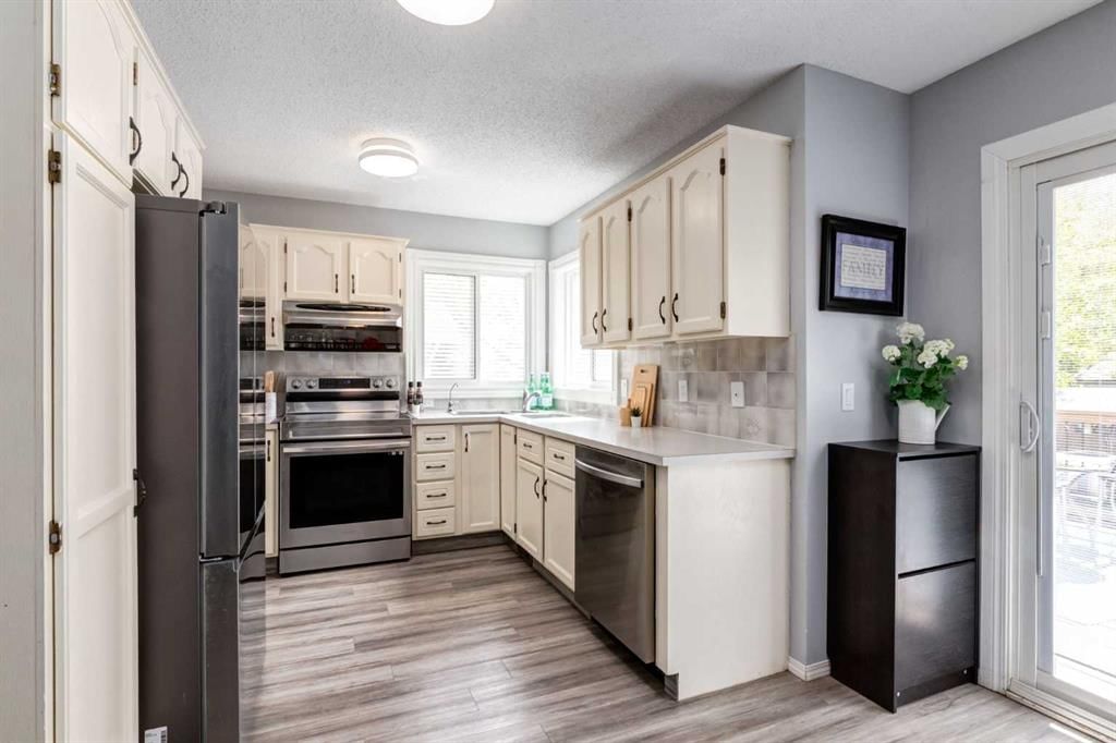 133 Sandpiper Circle NW, Calgary — photo 3 of 46