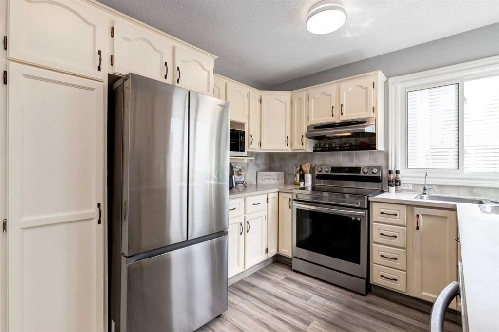 133 Sandpiper Circle NW, Calgary — photo 5 of 46
