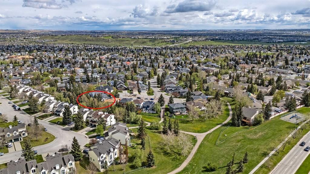 345 Sandringham Court NW, Calgary — photo 4 of 42