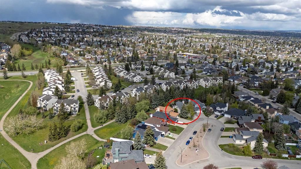 345 Sandringham Court NW, Calgary — photo 5 of 42