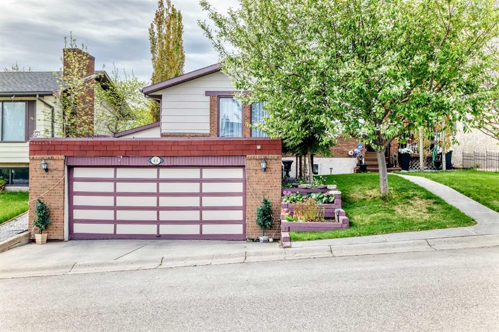 43 Beaconsfield Way NW, Calgary — main listing photo