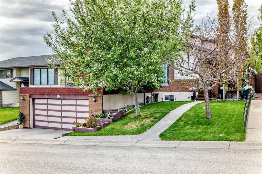 43 Beaconsfield Way NW, Calgary — photo 2 of 49