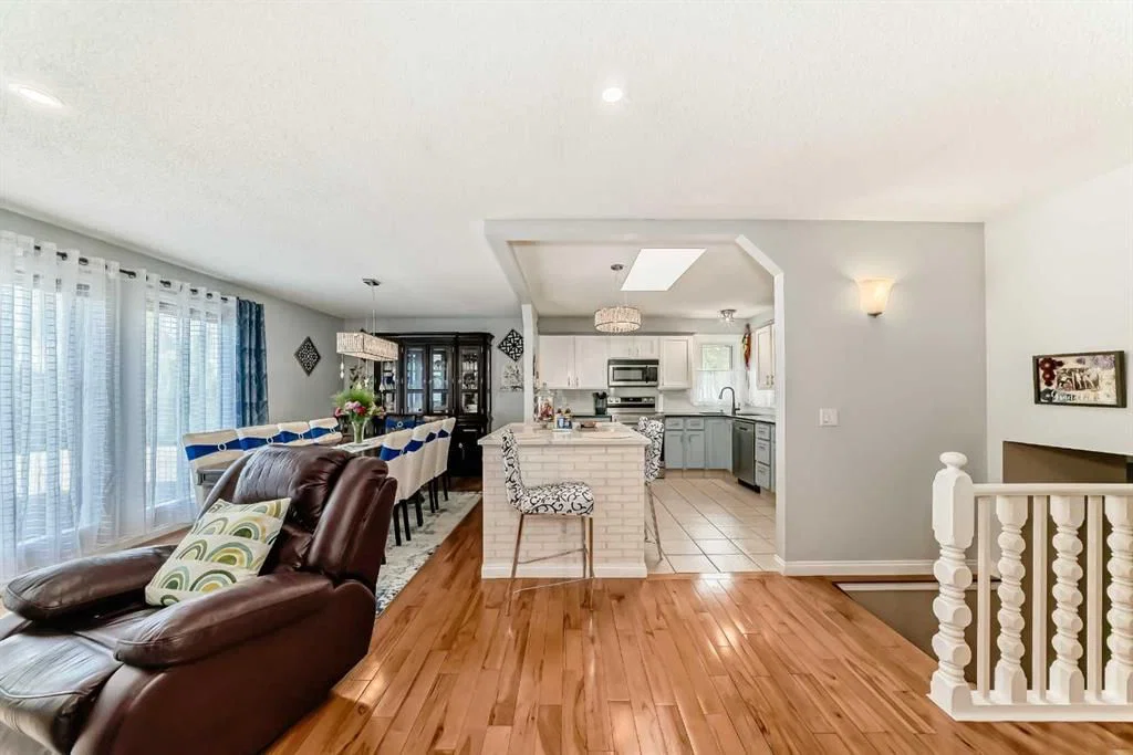 43 Beaconsfield Way NW, Calgary — photo 4 of 49